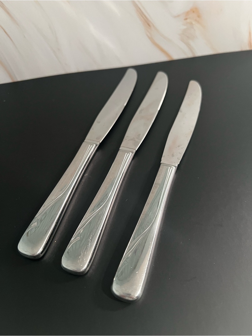 Oneida Stainless Steel Floral-Handled Dinner Knives in Silver (Set of 3)